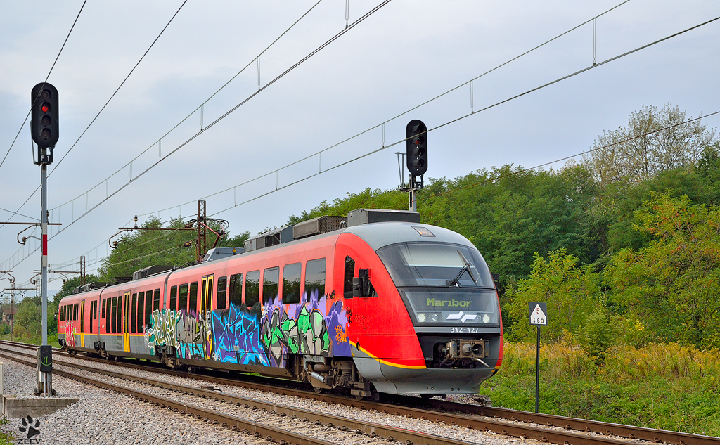 S 312-127 fhrt durch Maribor-Tabor Richtung Maribor Hauptbahnhof. /19.9.2012