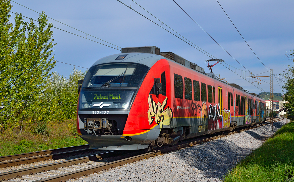 S 312-127 fhrt durch Maribor-Tabor Richtung Zidani Most. /9.10.2012