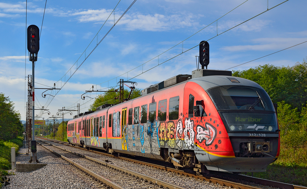 S 312-128 fhrt durch Maribor-Tabor Richtung Maribor Hauptbahnhof. /9.10.2012