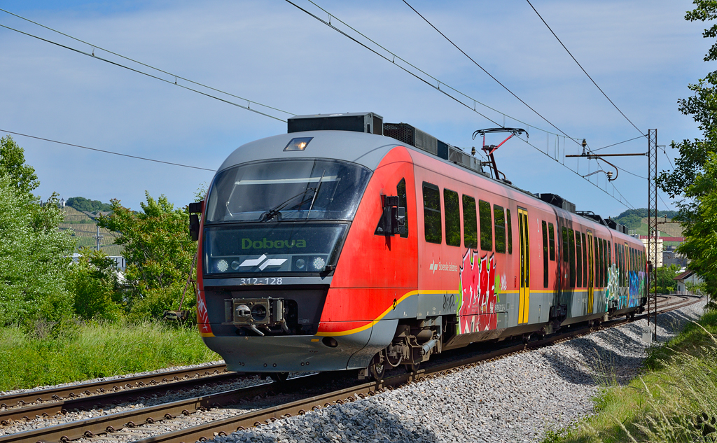 S 312-128 fhrt durch Maribor-Tabor Richtung Dobova. /29.5.2013