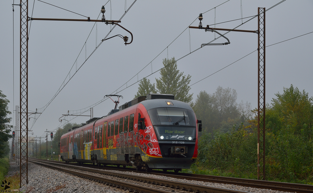 S 312-129 fhrt durch Maribor-Tabor Richtung Maribor Hauptbahnhof. /3.10.2012