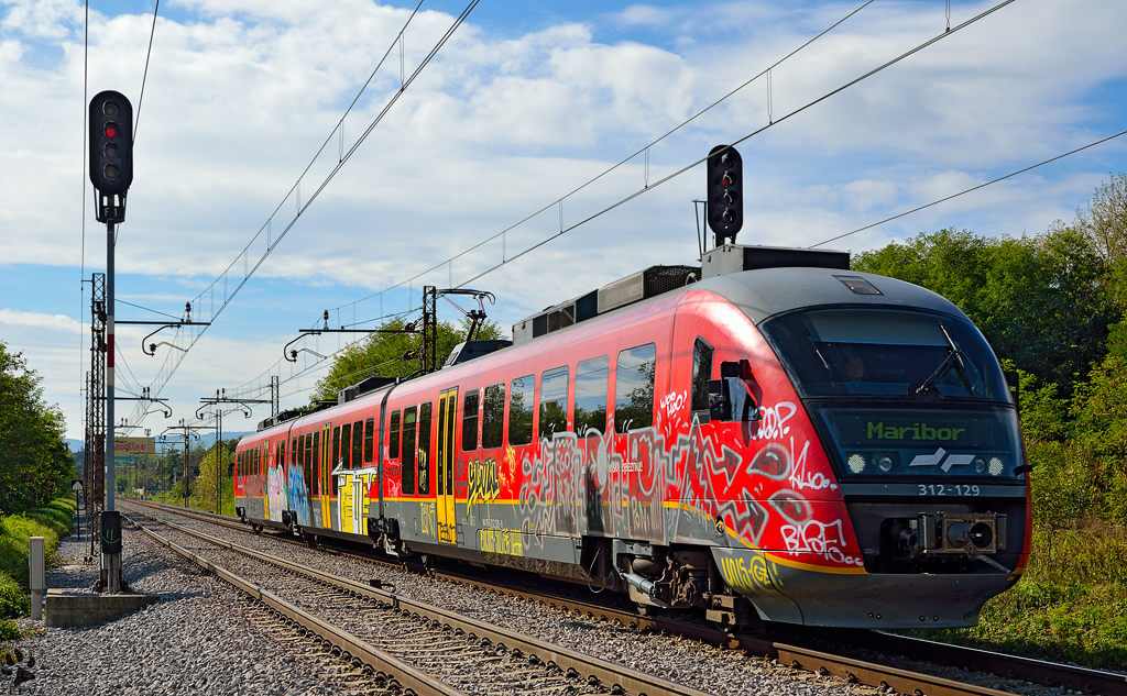 S 312-129 fhrt durch Maribor-Tabor Richtung Maribor Hauptbahnhof. /9.10.2012