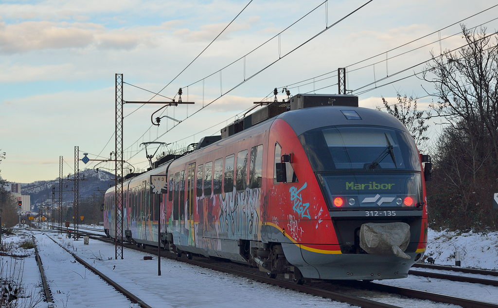 S 312-135 fhrt durch Maribor-Tabor Richtung Maribor Hauptbahnhof. /14.12.2012