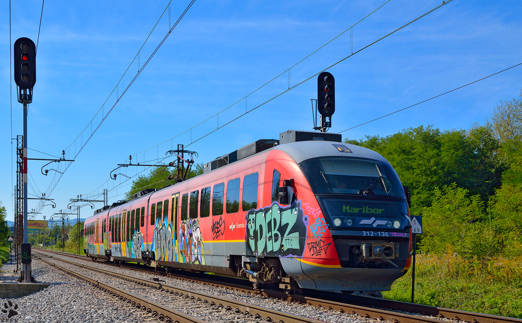 S 312-136 fhrt durch Maribor-Tabor Richtung Maribor Hauptbahnhof. /22.9.2012