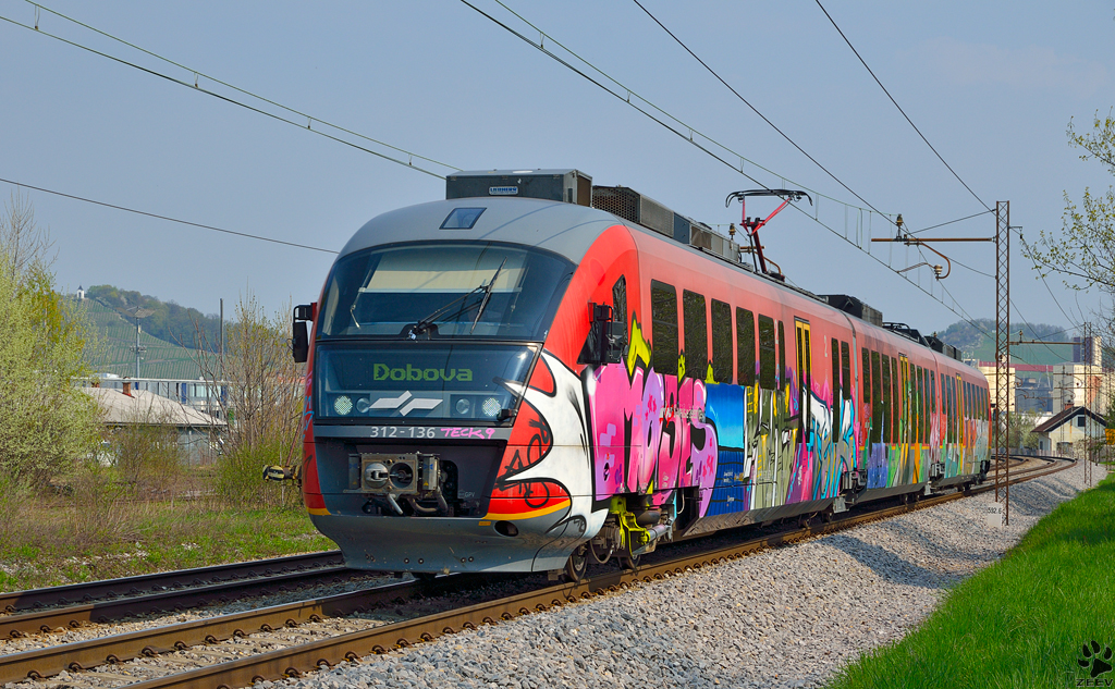 S 312-136 fhrt durch Maribor-Tabor Richtung Dobova. /22.4.2013