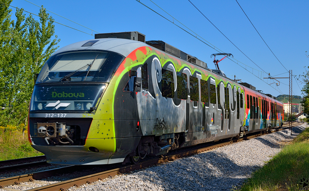 S 312-137 fhrt durch Maribor-Tabor Richtung Dobova. /25.8.2012