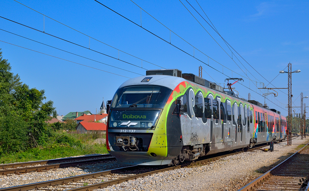 S 312-137 fhrt durch Pragersko Richtung Dobova. /18.9.2012