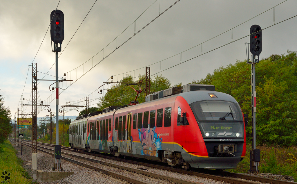 S� 312-138 f�hrt durch Maribor-Tabor Richtung Maribor Hauptbahnhof. /15.10.2012
