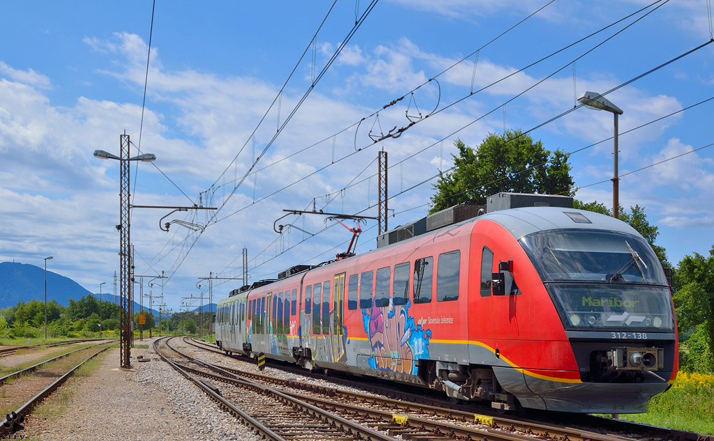 S 312-138 fhrt durch Pragersko Richtung Maribor. /7.8.2012