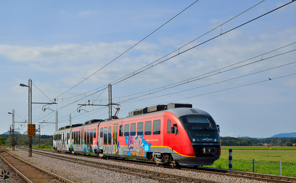 S 312-138 fhrt durch Pragersko Richtung Maribor. /5.10.2012