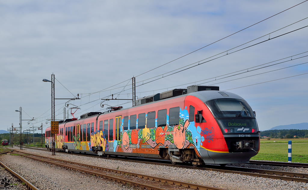 S 312-140 fhrt durch Pragersko Richtung Dobova. /7.9.2012