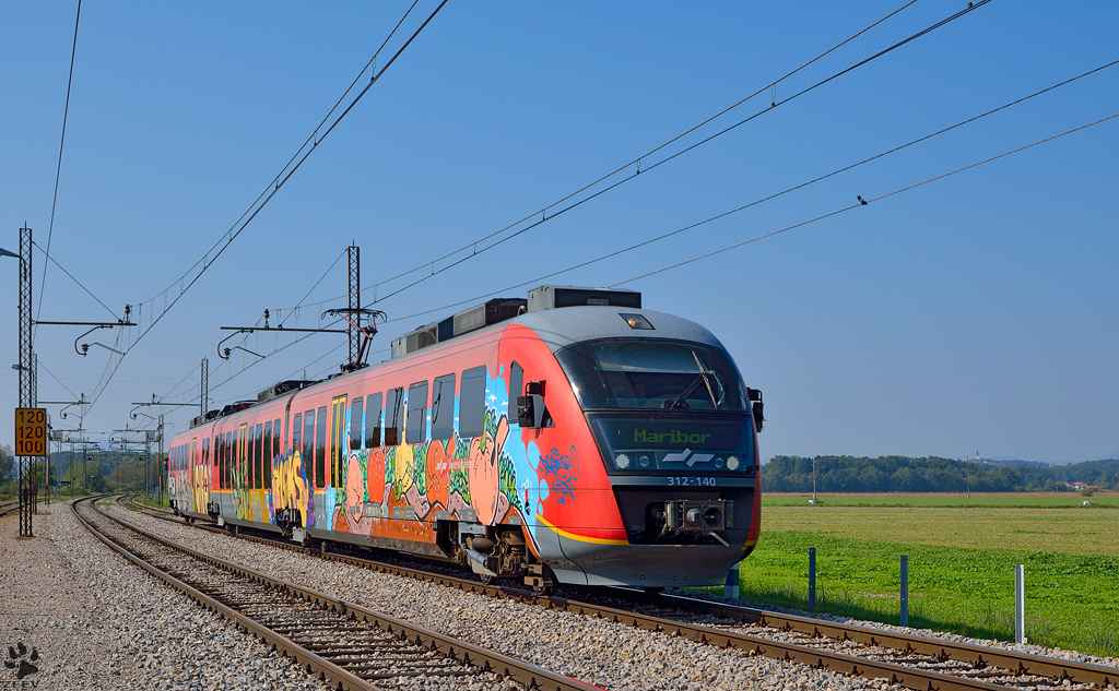S 312-140 fhrt durch Pragersko Richtung Maribor. /18.9.2012