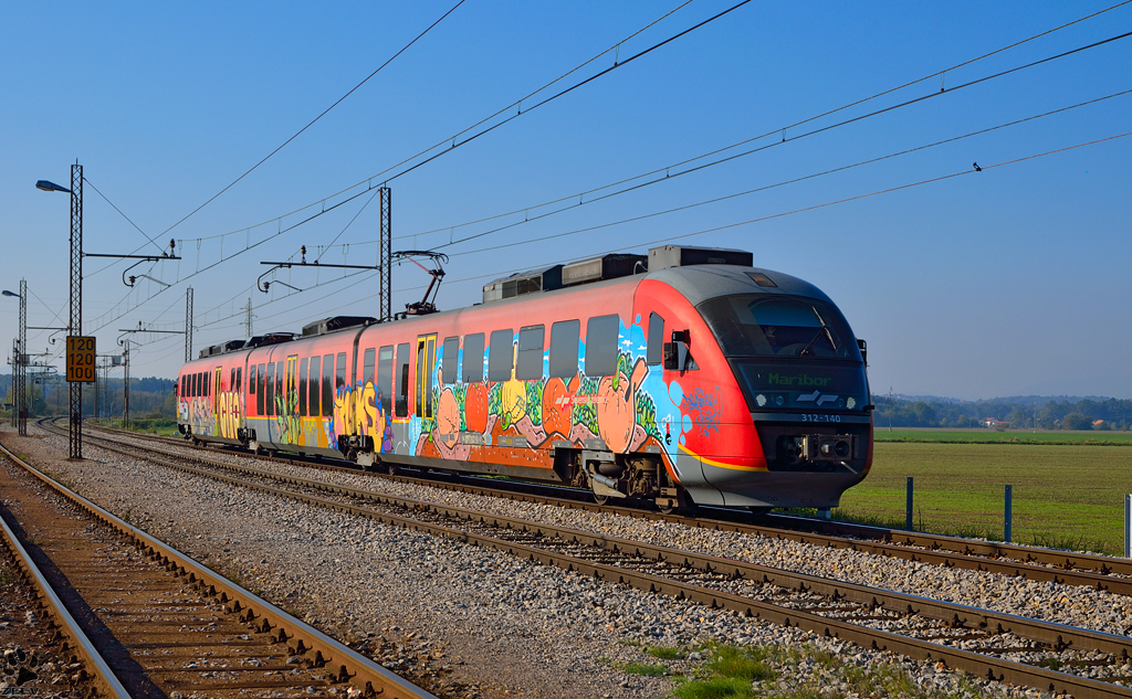 S 312-140 fhrt durch Pragersko Richtung Maribor Hauptbahnhof. /23.10.2012