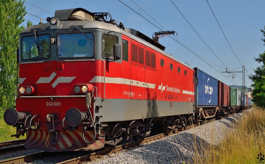 S 342-001 zieht Containerzug durch Maribor-Tabor Richtung Hafen Koper. /29.6.2012