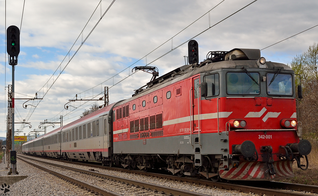 S 342-001 zieht Personenzug durch Maribor-Tabor Richtung Wien. / 30.3.2012