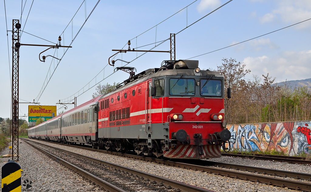 S 342-001 zieht Personenzug durch Maribor-Tabor Richtung Wien. / 5.4.2012