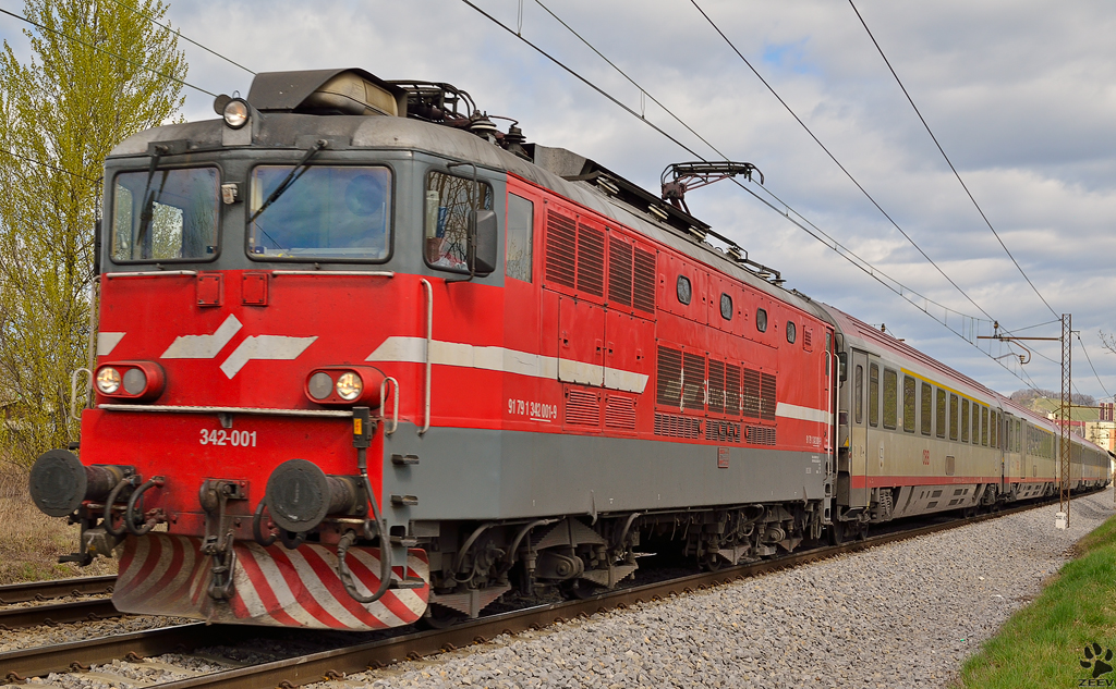 S 342-001 zieht Personenzug durch Maribor-Tabor Richtung Ljubljana. /30.3.2012