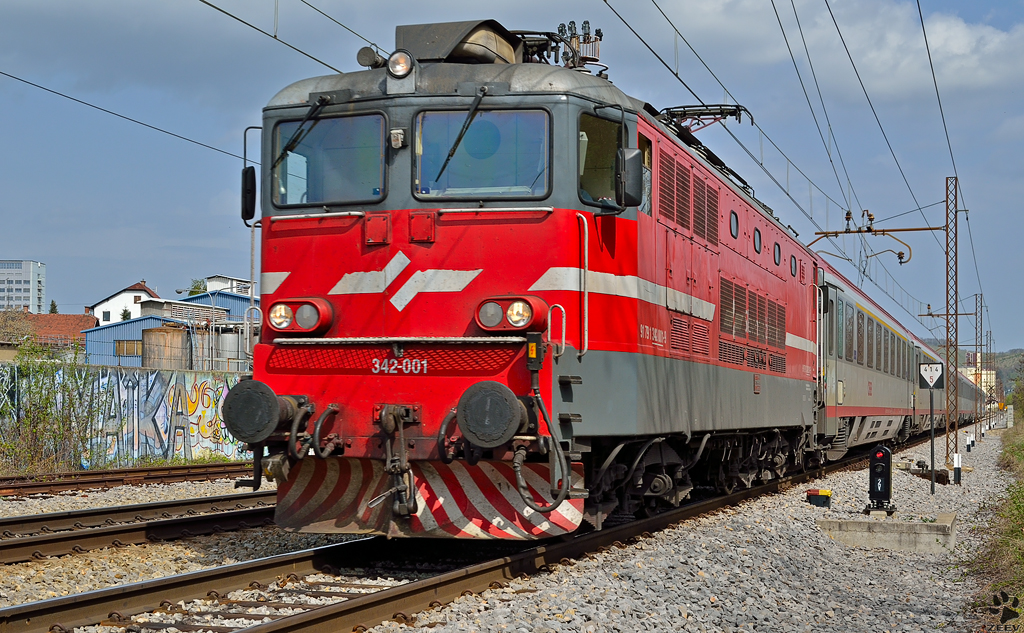 S 342-001 zieht Personenzug durch Maribor-Tabor Richtung Ljubljana. /5.4.2012