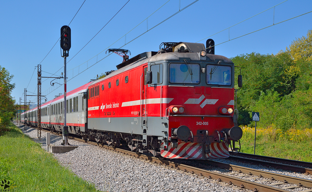 S� 342-005 zieht EC158 'Croatia' durch Maribor-Tabor Richtung Wien. /25.8.2012