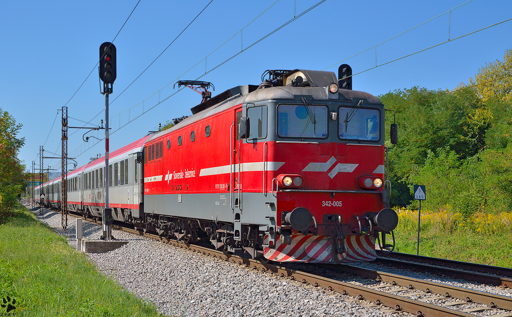 S 342-005 zieht EC158 'Croatia' durch Maribor-Tabor Richtung Wien. /25.8.2012