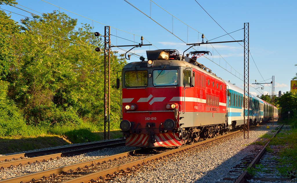 S 342-010 zieht EC150 'Emona' durch Maribor-Tabor Richtung Wien. /18.5.2013
