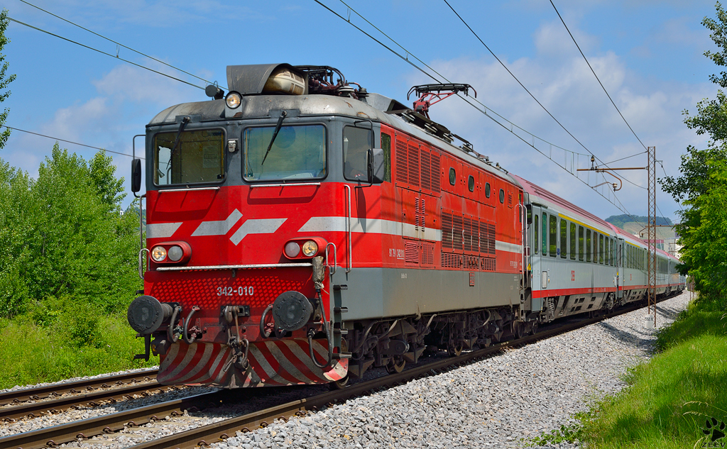 S 342-010 zieht EC151 'Emona' durch Maribor-Tabor Richtung Ljubljana. /6.6.2013