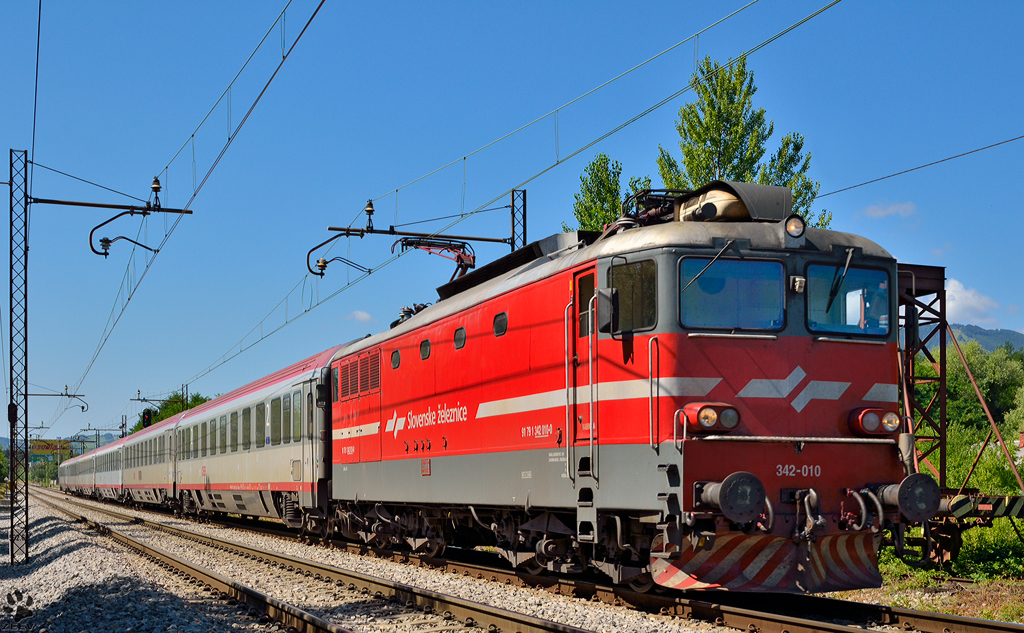 S 342-010 zieht EC158 ’Croatia’ durch Maribor-Tabor Richtung Wien. /10.7.2012