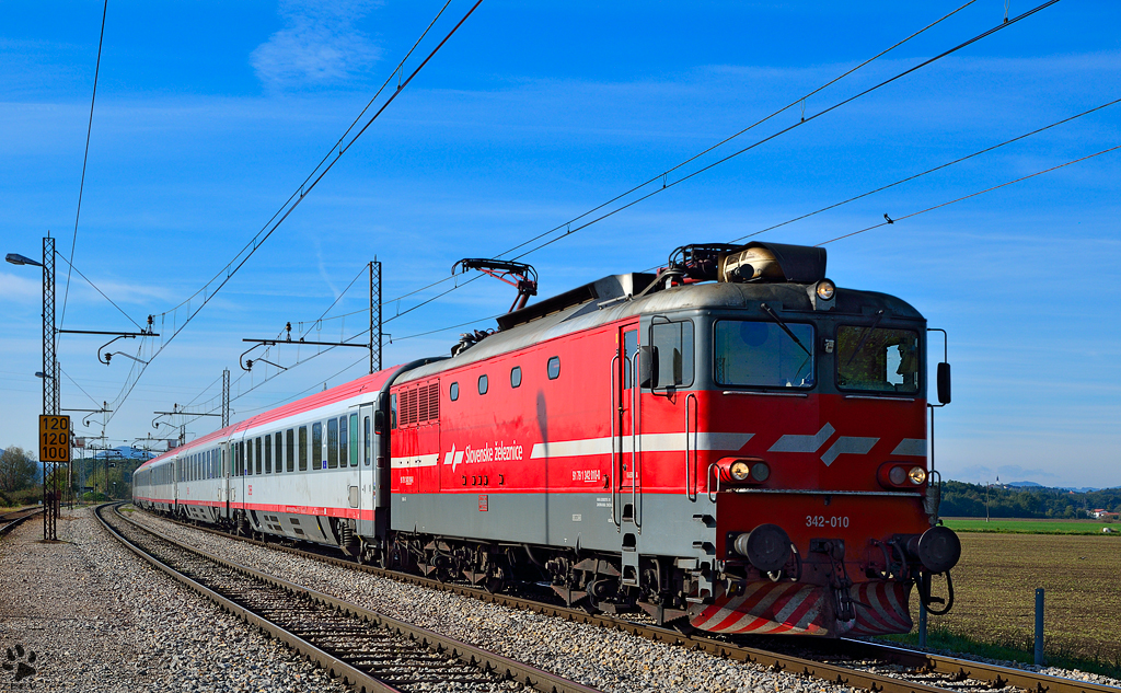S 342-010 zieht EC158 'Croatia' durch Pragersko Richtung Wien. /17.10.2012