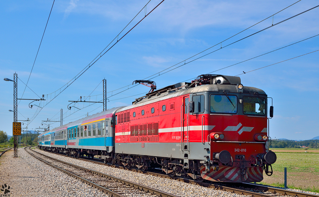 S 342-010 zieht MV247 'Citadella' auf Bahnhof Pragersko ein. /29.8.2012