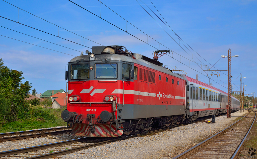 S 342-014 zieht EC151 'Emona' durch Pragersko Richtung Ljubljana. /5.10.2012