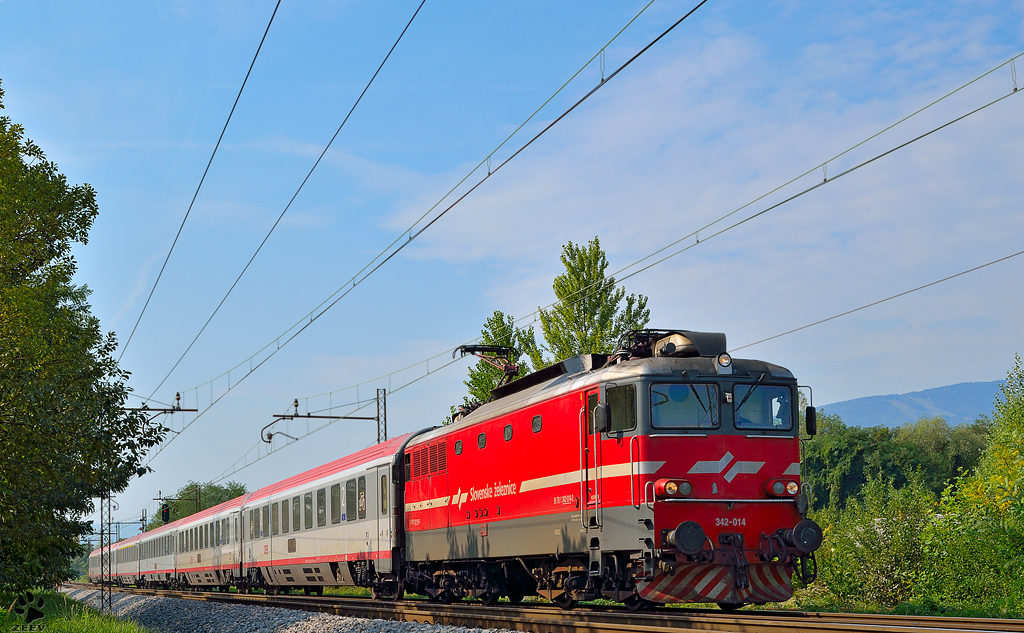 S 342-014 zieht EC158 ‚Croatia’ durch Maribor-Tabor Richtung Wien. /12.9.2012