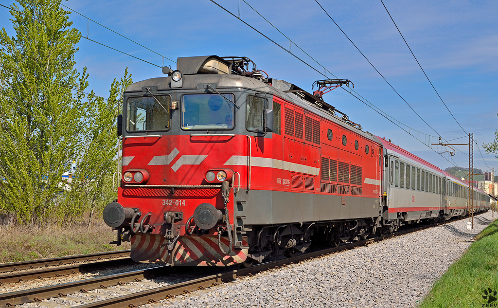 S 342-014 zieht Personenzug durch Maribor-Tabor Richtung Ljubljana. / 10.4. 2012