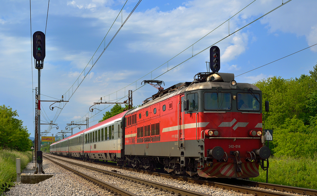 S 342-014 zieht Personenzug durch Maribor-Tabor Richtung Wien. / 23.5.2012
