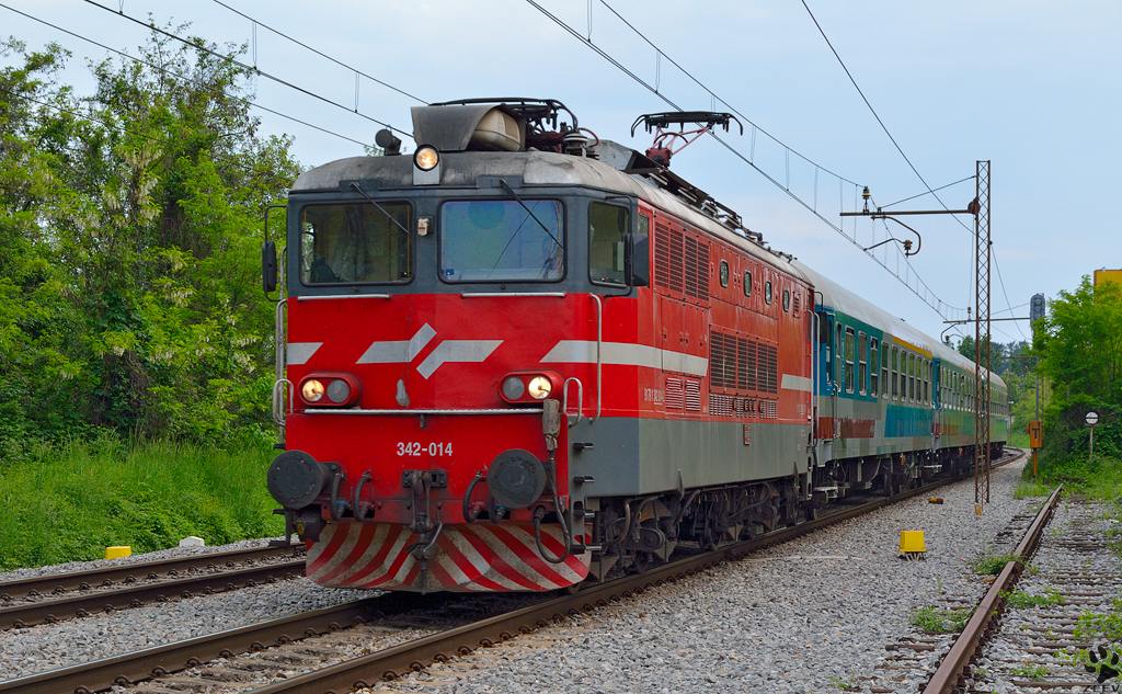 S 342-014 zieht Personenzug durch Maribor-Tabor Richtung Maribor Hauptbahnhof. /9.5.2013