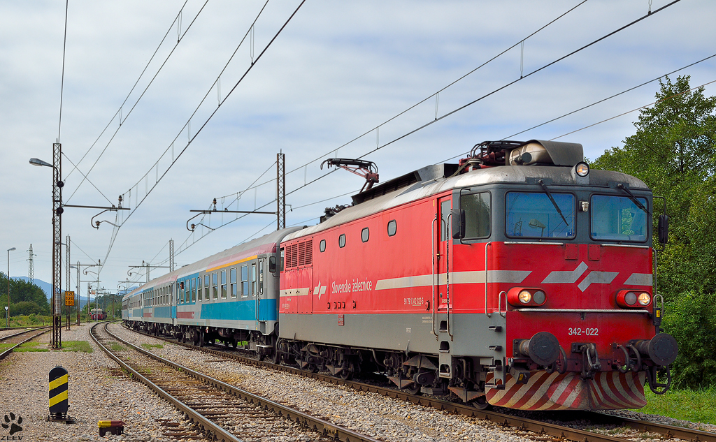 S 342-022 fhrt mit MV247 'Citadella' die Bahnhof Pragersko ein. /7.9.2012