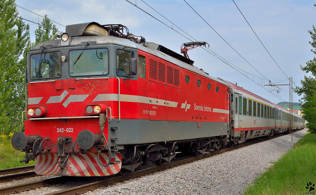 S 342-022 zieht EC151 'Emona' durch Maribor-Tabor Richtung Ljubljana. /11.8.2012