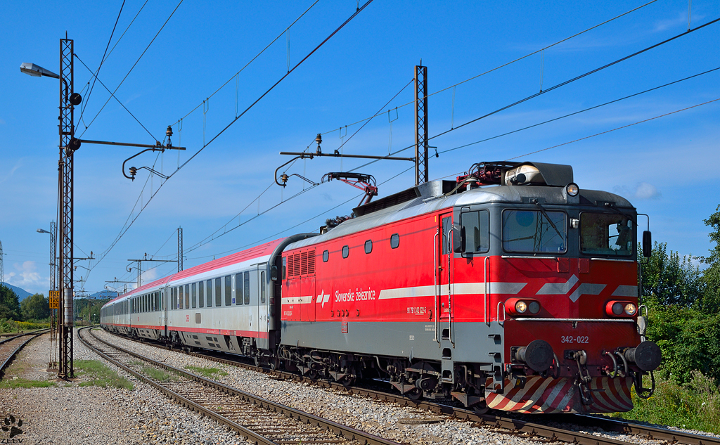 S 342-022 zieht EC158 'Croatia' durch Pragersko Richtung Wien. /17.8.2012