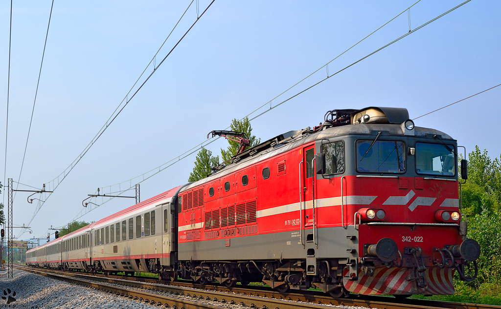 S 342-022 zieht EC158 'Croatia' durch Maribor-Tabor Richtung Wien. /5.9.2012