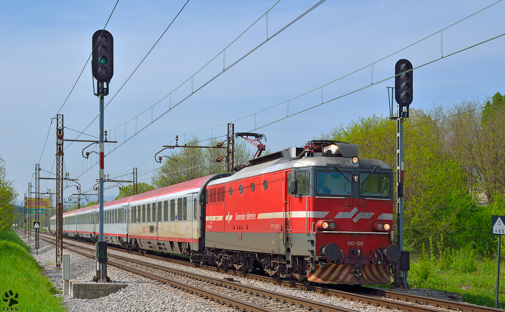 S 342-022 zieht EC158 'Croatia' durch Maribor-Tabor Richtung Wien. /30.4.2013