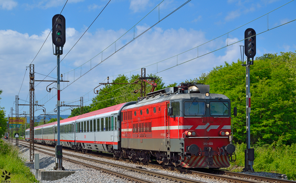 S 342-022 zieht EC158 'Croatia' durch Maribor-Tabor Richtung Wien. /29.5.2013