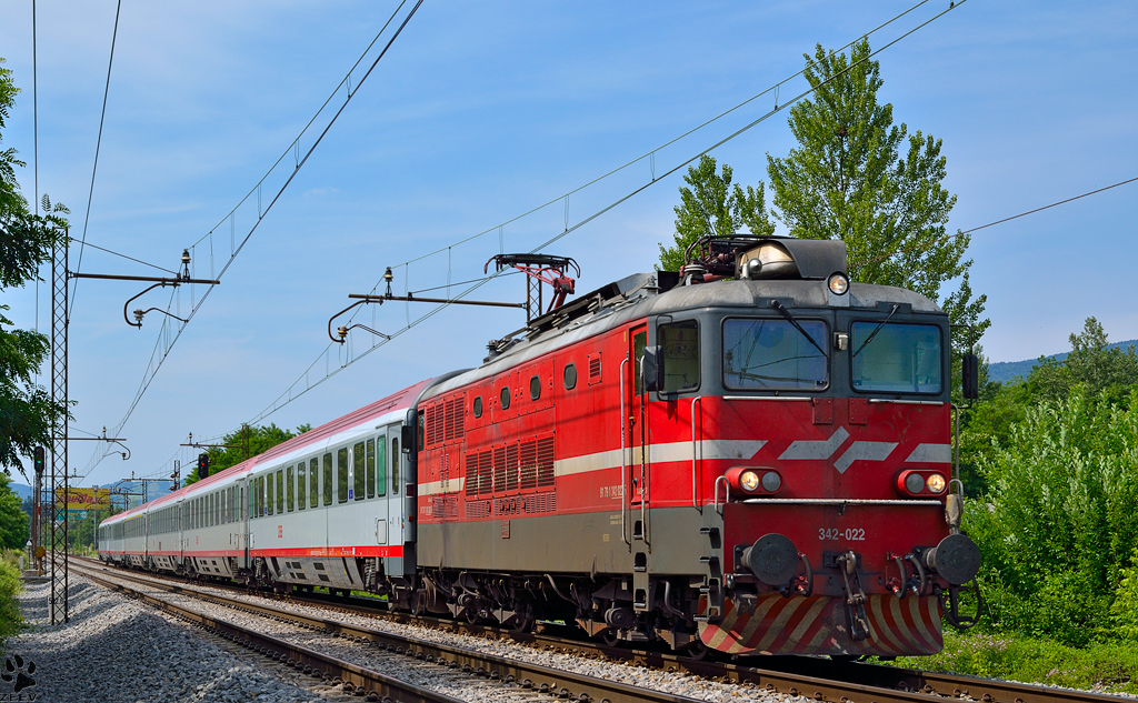 S 342-022 zieht EC158 'Croatia' durch Maribor-Tabor Richtung Wien. /14.6.2013