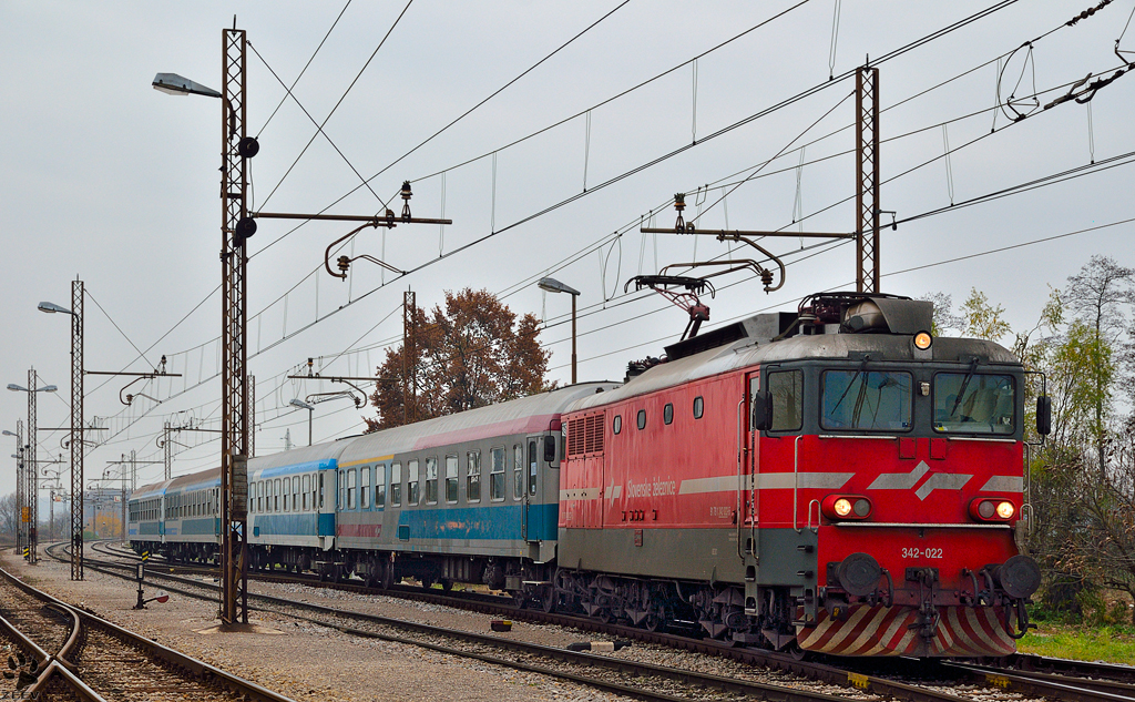 S 342-022 zieht MV247 'Citadella' Richtung Pragersko, wo der Zug durch die Diesellok 664 bernommen wird fr Weiterfahrt Richtung Budapest /14.11.2012