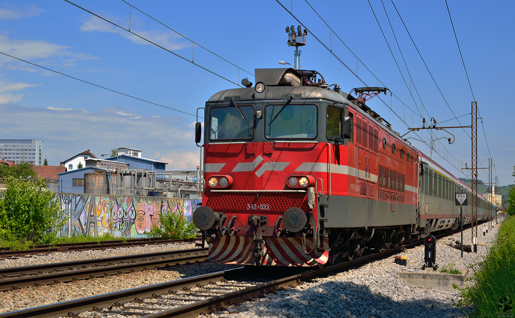S 342-022 zieht Personenzug durch Maribor-Tabor Richtung Ljubljana. / 12.5.2012