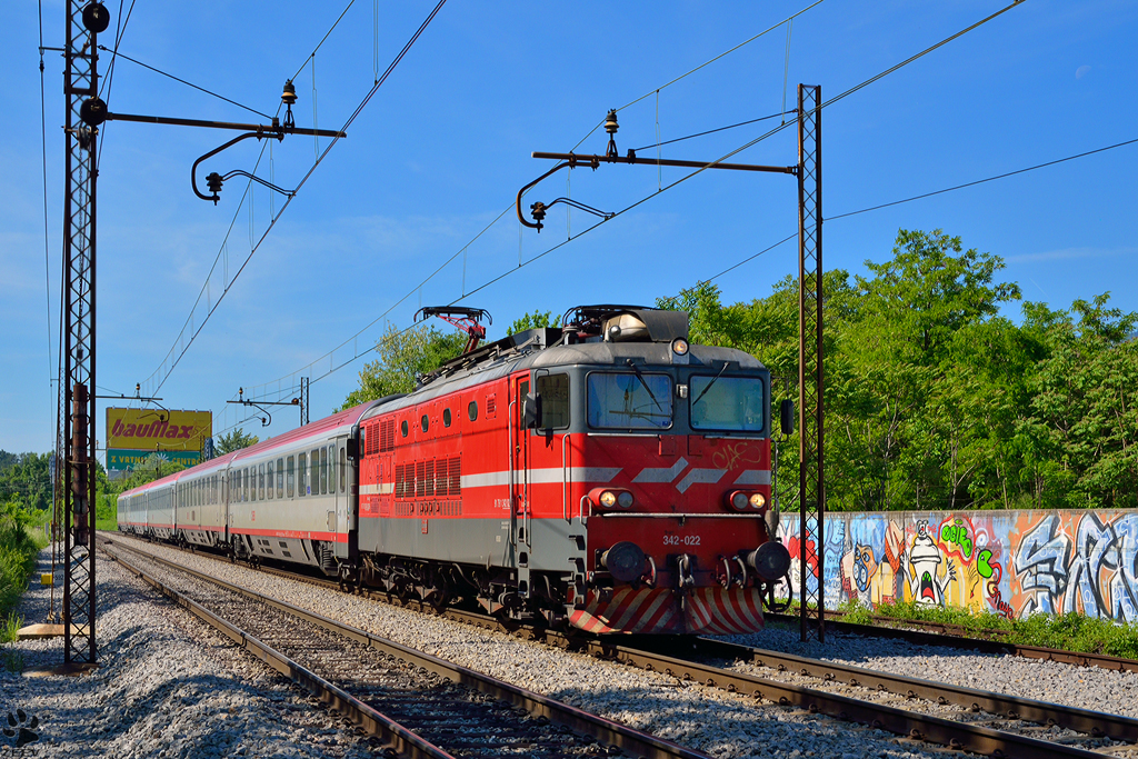 S 342-022 zieht Personenzug durch Maribor-Tabor Richtung Wien. /12.5.2012