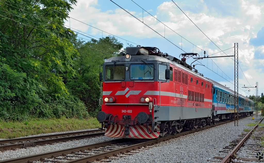 S 342-022 zieht Personenzug durch Maribor-Tabor Richtung Maribor Hauptbahnhof. /26.7.2012