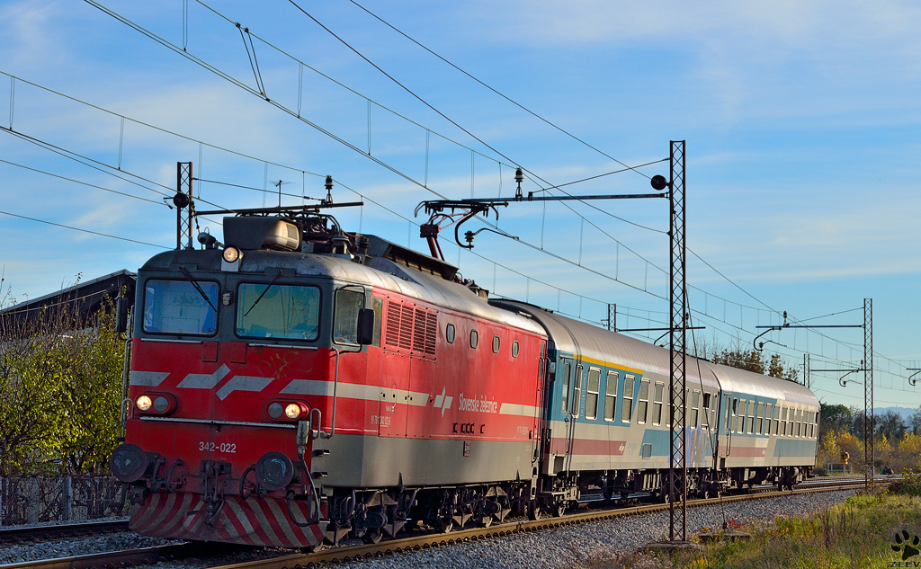 S� 342-022 zieht Personenzug durch Maribor-Tabor Richtung Maribor Hauptbahnhof. /8.11.2012
