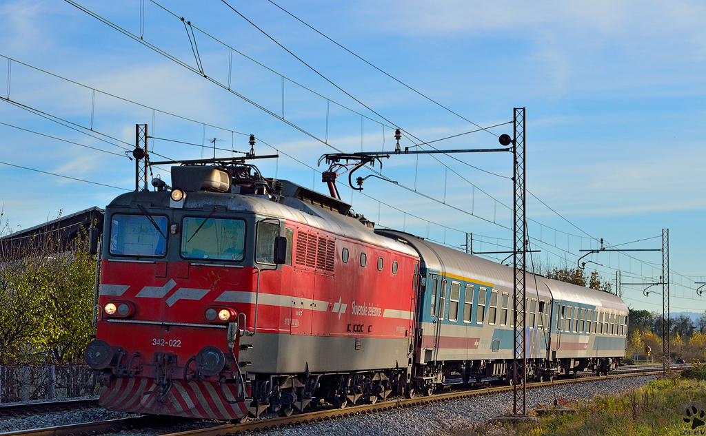 S 342-022 zieht Personenzug durch Maribor-Tabor Richtung Maribor Hauptbahnhof. /8.11.2012