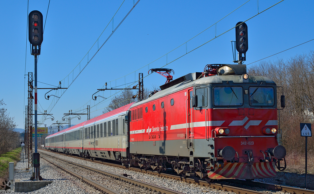 S 342-023 zieht EC 158 'Croatia' durch Maribor-Tabor Richtung Wien. /10.4.2013