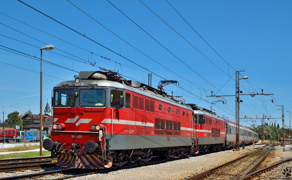 S 342-025 zieht EC151 'Emona' durch Pragersko Richtung Ljubljana. /17.7.2012