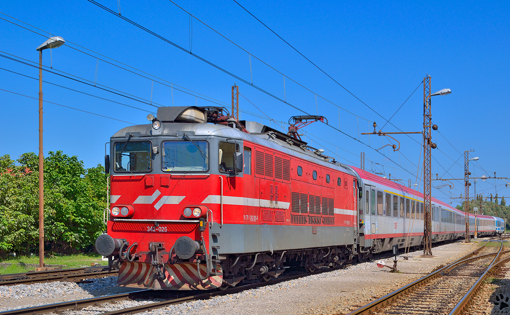 S 342-025 zieht EC151 'Emona' durch Pragersko Richtung Ljubljana. /7.9.2012